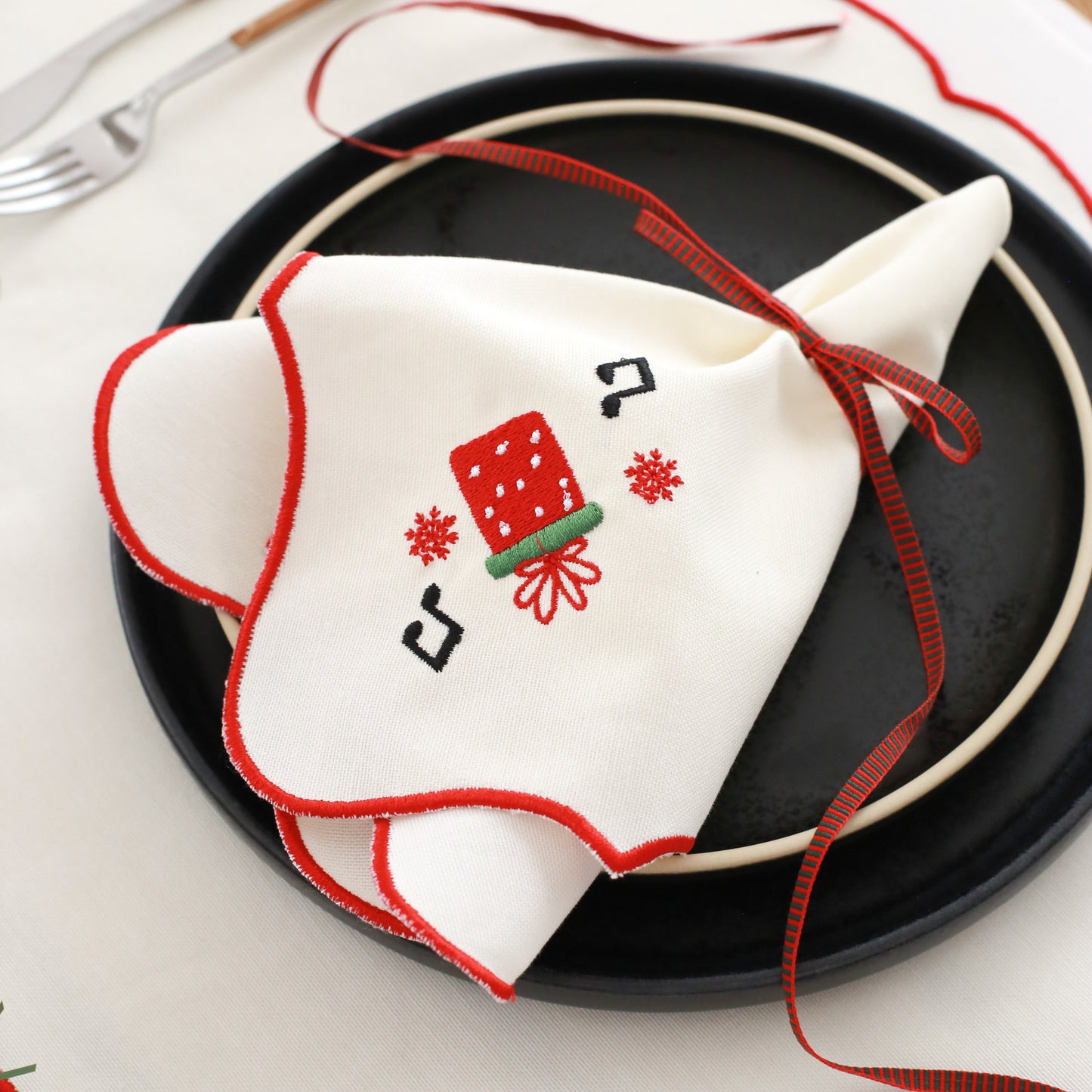 Set of 2 Christmas Gift Embroidery Cotton Napkin