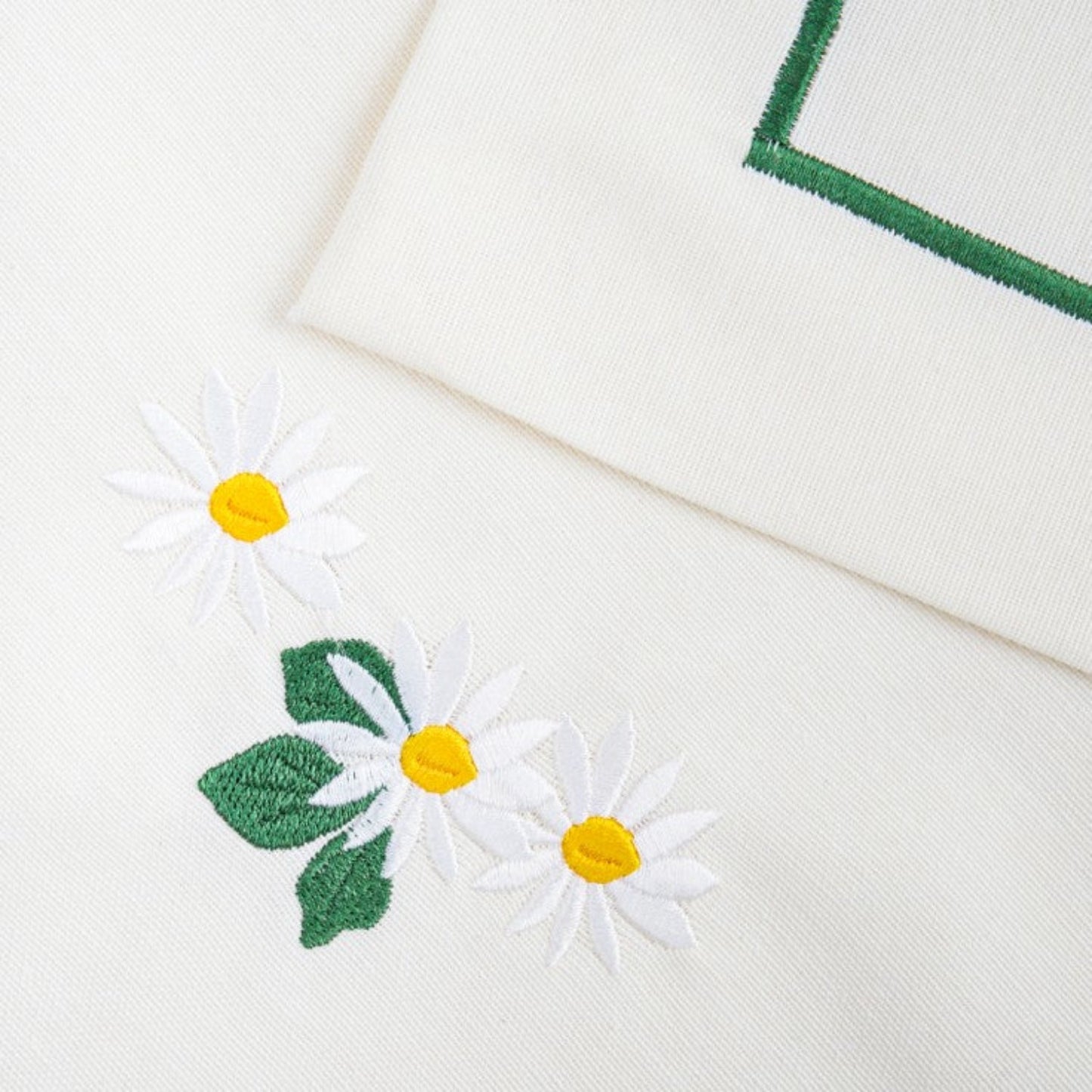 Margarita - Daisy Embroidery Cotton Runner